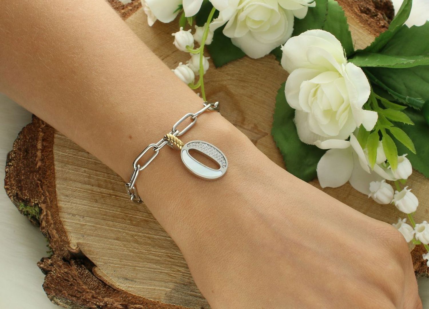 Naszyjnik srebrny damski z literą O TI SENTO zawieszka 6840MW_O  Zawieszka w kształcie litery O  Wyjątkowa biżuteria marki TI SENTO, to luksusowe dodatki, które uszczęśliwią każdą kobietę. Naszyjnik z Twoim inicjałem..jpg