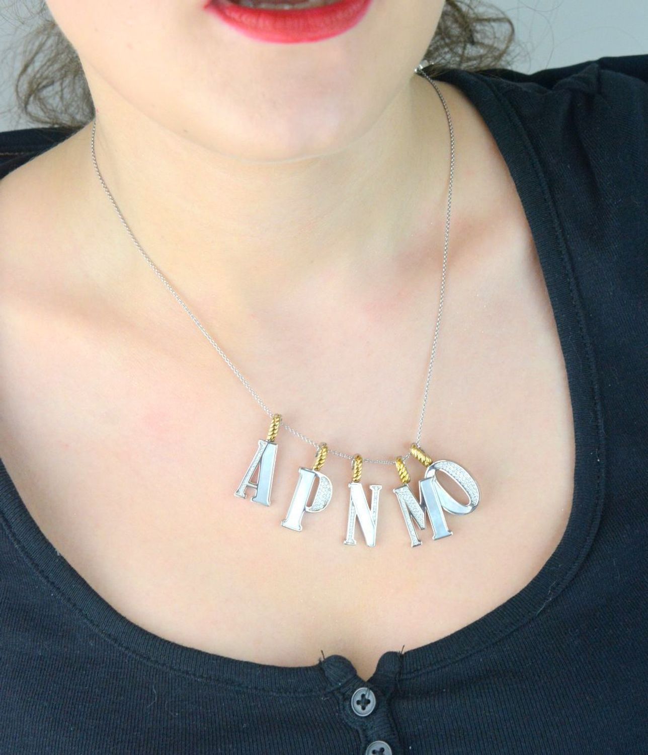 Naszyjnik srebrny damski z literą P TI SENTO zawieszka 6840MW_P  Zawieszka w kształcie litery P  Wyjątkowa biżuteria marki TI SENTO, to luksusowe dodatki, które uszczęśliwią każdą kobietę. Naszyjnik z Twoim inicjałem..jpg