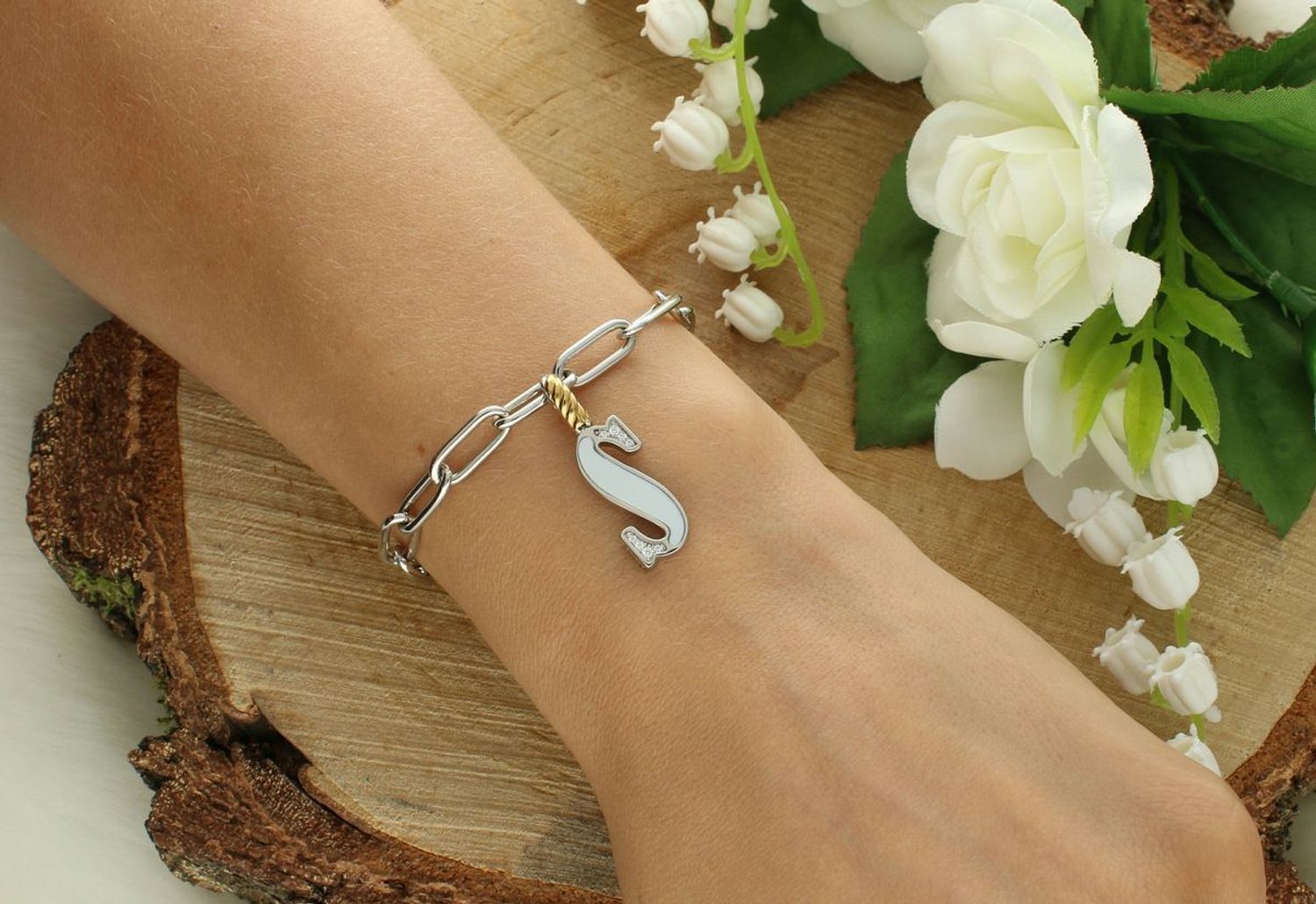 Naszyjnik srebrny damski z literą S TI SENTO zawieszka 6840MW_S  Zawieszka w kształcie litery S  Wyjątkowa biżuteria marki TI SENTO, to luksusowe dodatki, które uszczęśliwią każdą kobietę. Naszyjnik z Twoim inicjałem..jpg