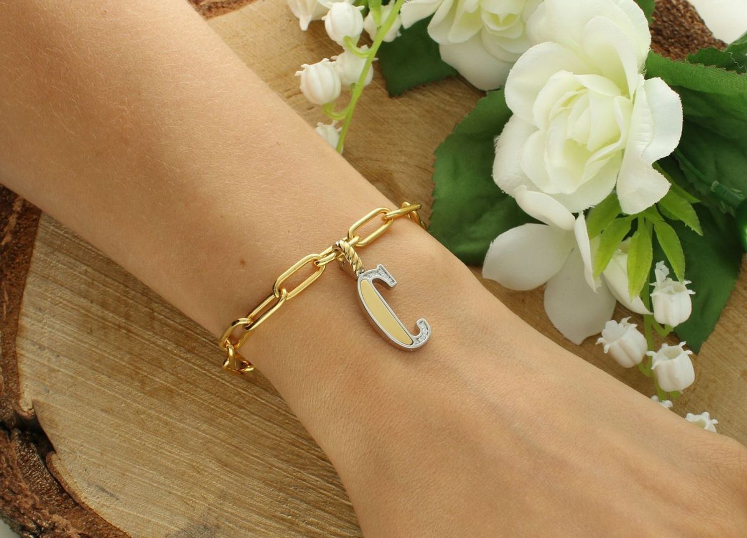 Naszyjnik srebrny damski z literą C TI SENTO zawieszka 6840ZY_C  Zawieszka w kształcie litery C  6840ZY_C Wyjątkowa biżuteria marki TI SENTO, to luksusowe dodatki, które uszczęśliwią każdą kobietę. Naszyjnik z Twoim inicjałem.jpg