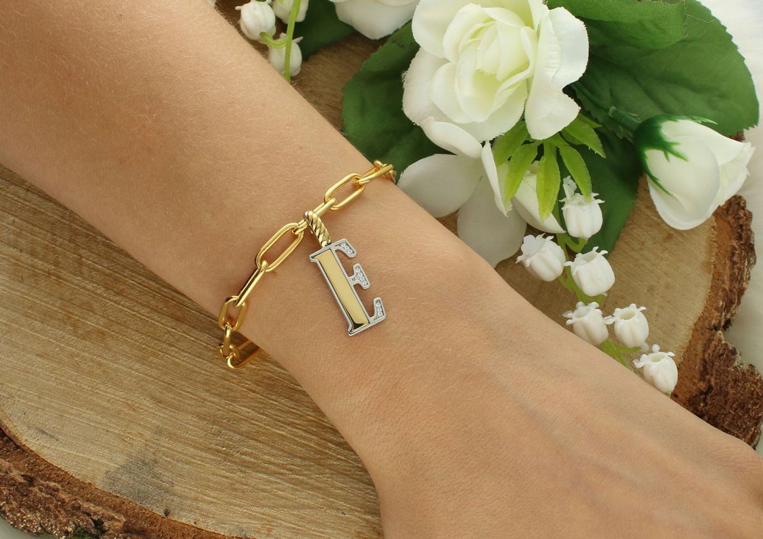 Naszyjnik srebrny damski z literą E TI SENTO zawieszka 6840ZY_E  Zawieszka w kształcie litery E  6840ZY_E Wyjątkowa biżuteria marki TI SENTO, to luksusowe dodatki, które uszczęśliwią każdą kobietę. Naszyjnik z Twoim inicjałem.jpg