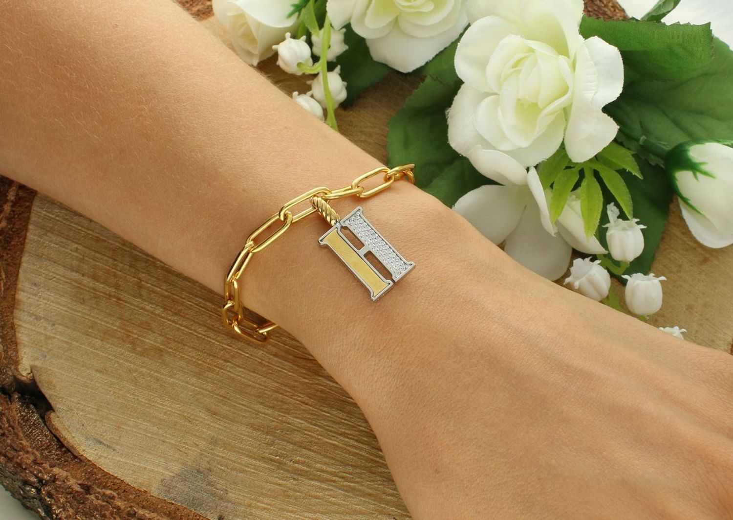 Naszyjnik srebrny damski z literą H TI SENTO zawieszka 6840ZY_H.  Zawieszka w kształcie litery H  6840ZY_H Wyjątkowa biżuteria marki TI SENTO, to luksusowe dodatki, które uszczęśliwią każdą kobietę. Naszyjnik z Twoim inicjałe.jpg