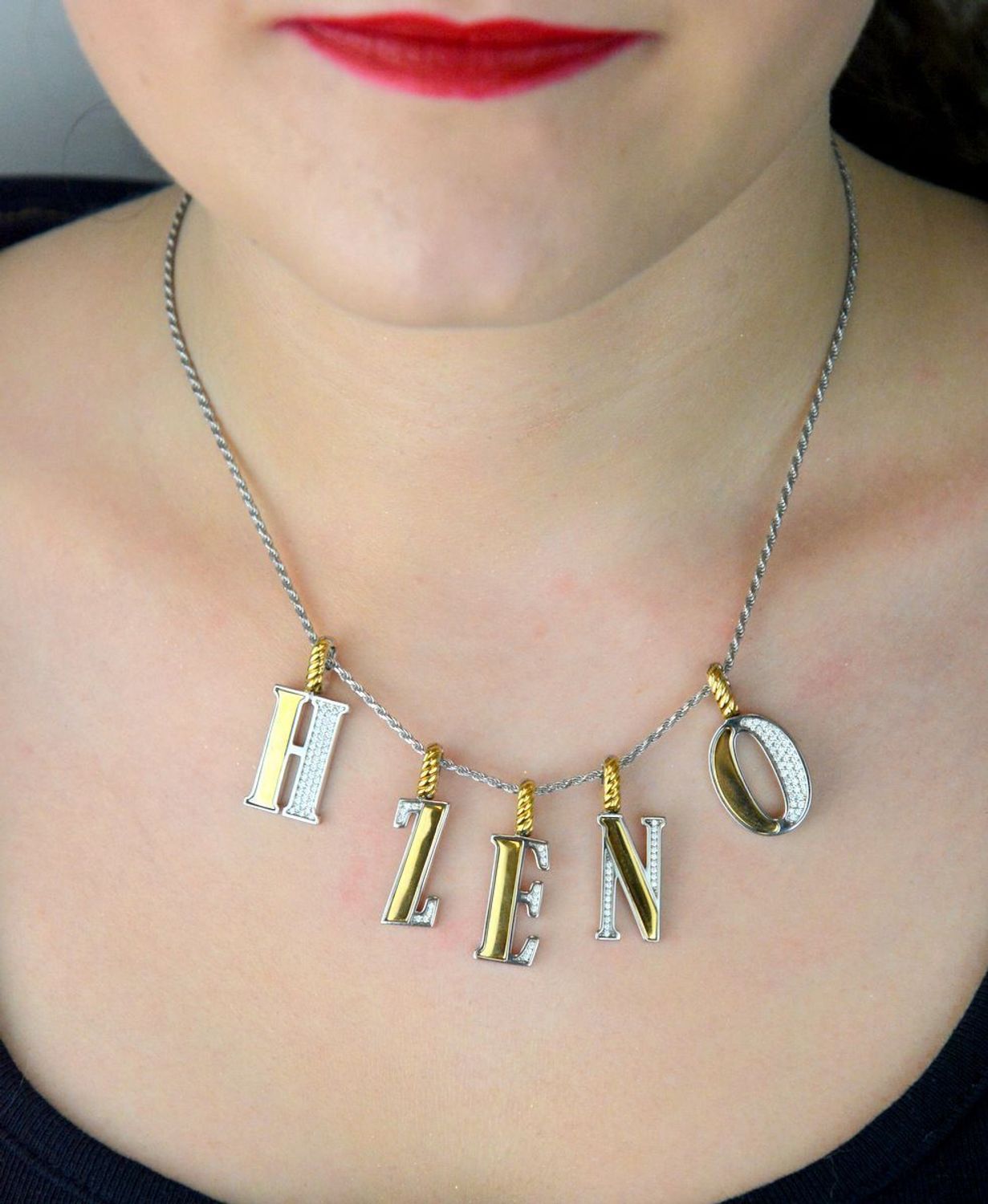 Naszyjnik srebrny damski z literą H TI SENTO zawieszka 6840ZY_H.  Zawieszka w kształcie litery H  6840ZY_H Wyjątkowa biżuteria marki TI SENTO, to luksusowe dodatki, które uszczęśliwią każdą kobietę. Naszyjnik z Twoim inicjałe.jpg