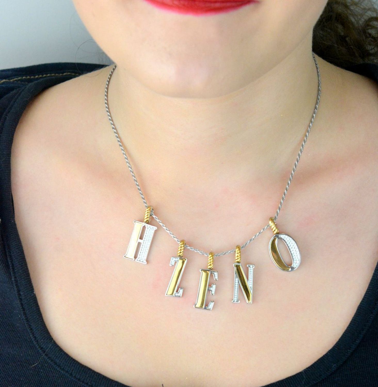 Naszyjnik srebrny damski z literą H TI SENTO zawieszka 6840ZY_H.  Zawieszka w kształcie litery H  6840ZY_H Wyjątkowa biżuteria marki TI SENTO, to luksusowe dodatki, które uszczęśliwią każdą kobietę. Naszyjnik z Twoim inicjałe.jpg