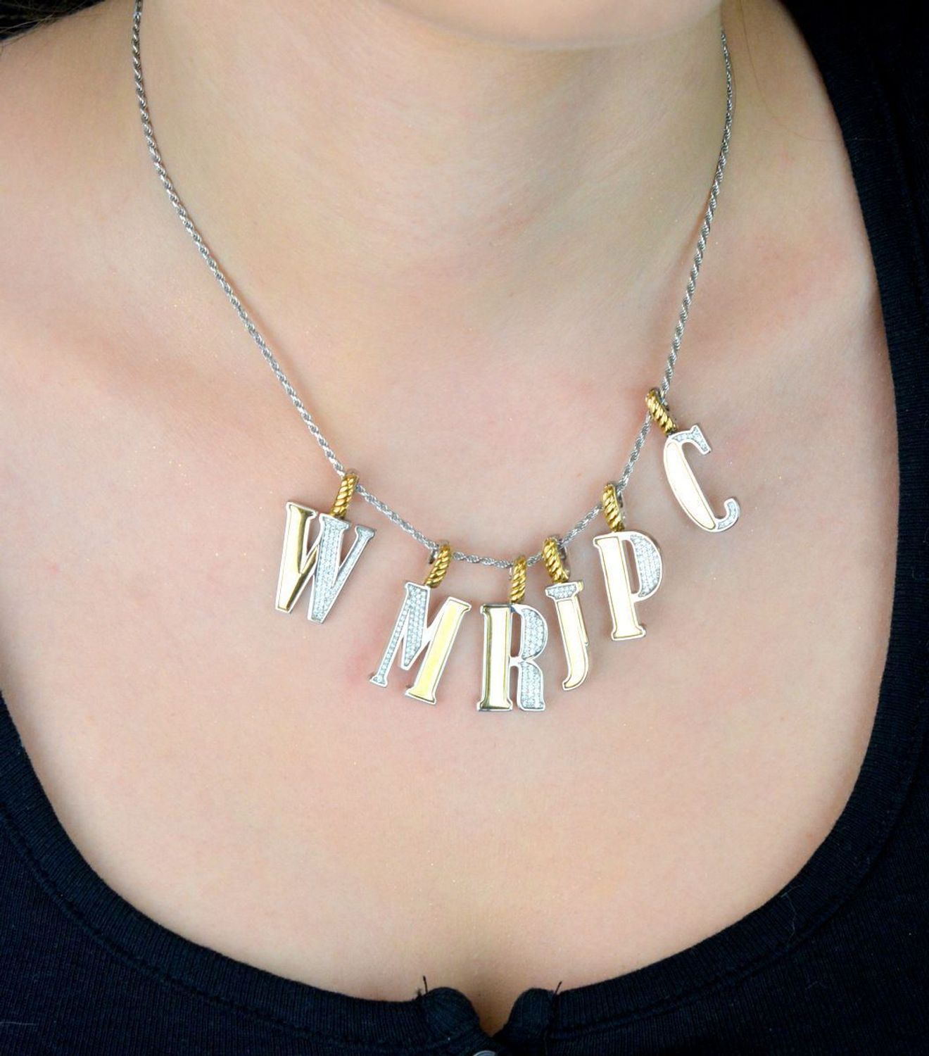 Naszyjnik srebrny damski z literą M TI SENTO zawieszka 6840ZY_M. Wyjątkowa biżuteria marki TI SENTO, to luksusowe dodatki, które uszczęśliwią każdą kobietę. Naszyjnik z Twoim inicjałem..jpg