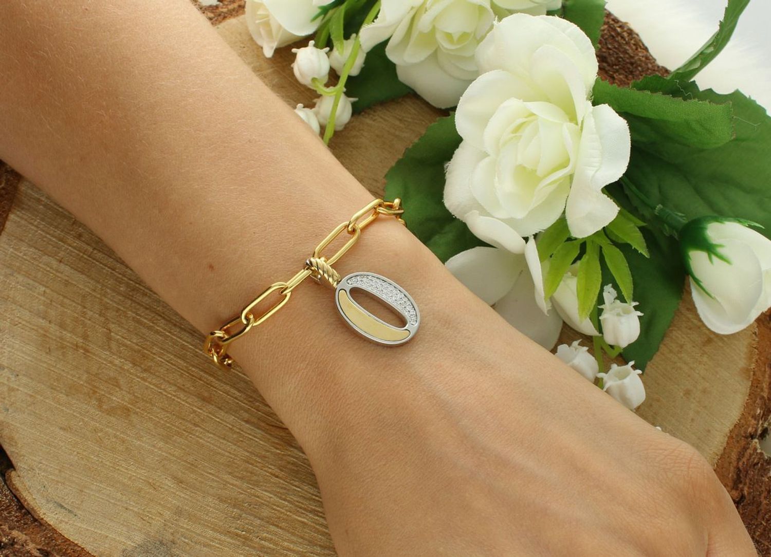 Naszyjnik srebrny damski z literą O TI SENTO zawieszka 6840ZY_O  Zawieszka w kształcie litery O 6840ZY_O Wyjątkowa biżuteria marki TI SENTO, to luksusowe dodatki, które uszczęśliwią każdą kobietę. Naszyjnik z Twoim inicjałem..jpg