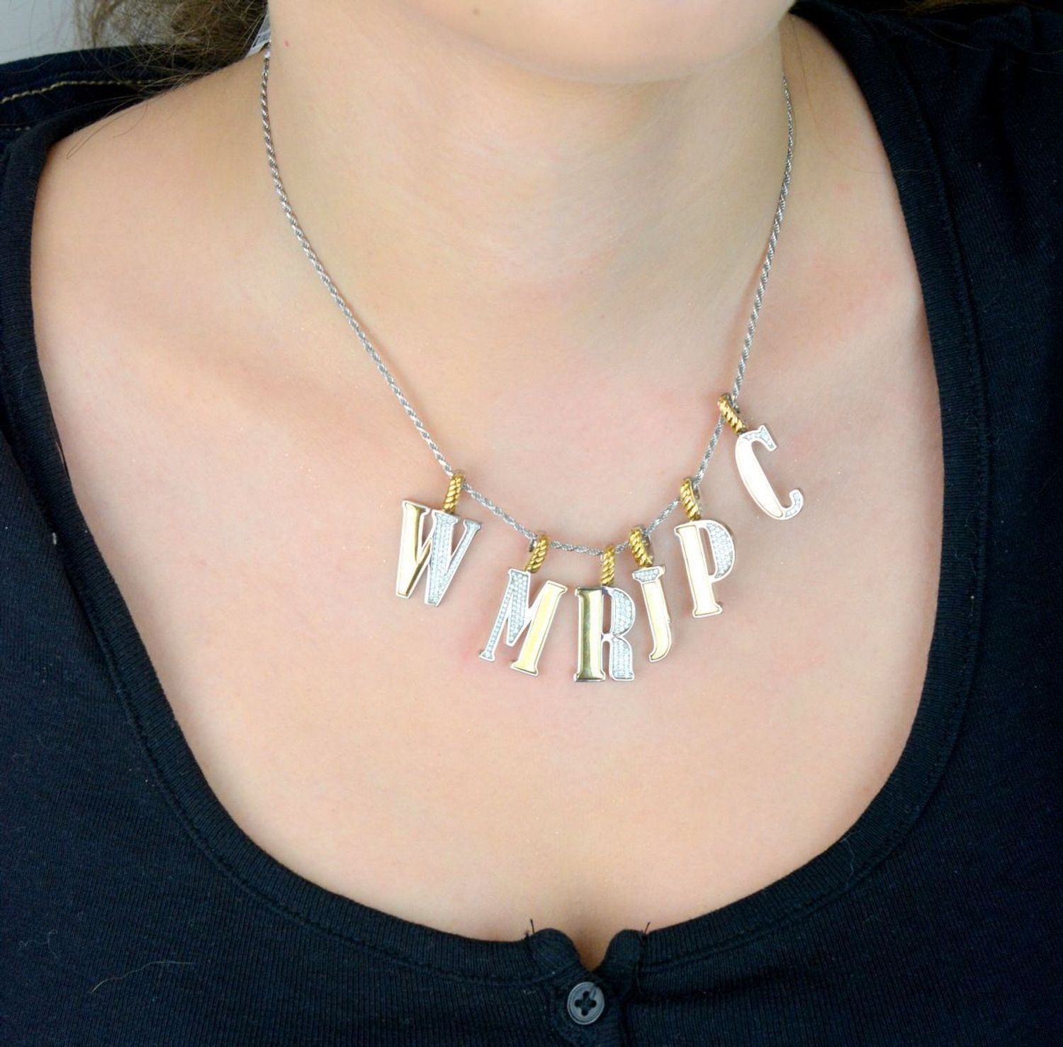 Naszyjnik srebrny damski z literą P TI SENTO zawieszka 6840ZY_P (1).jpg