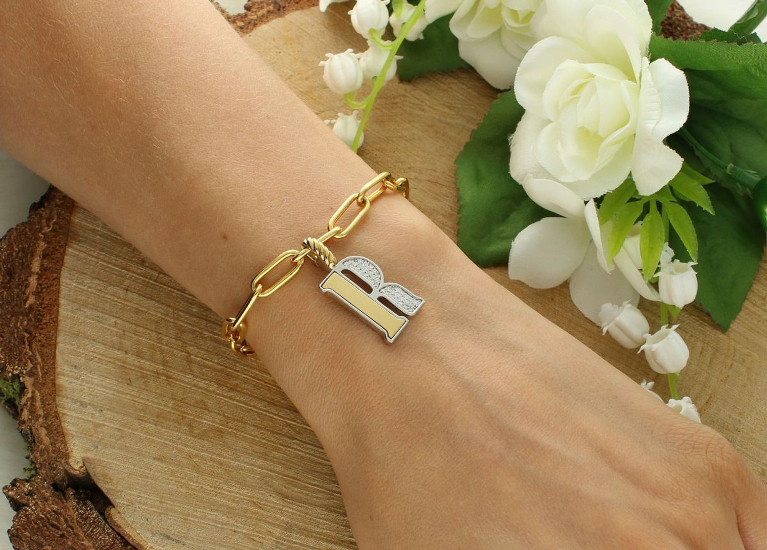 Naszyjnik srebrny damski z literą R TI SENTO zawieszka 6840ZY_R  Zawieszka w kształcie litery R  6840ZY_R Wyjątkowa biżuteria marki TI SENTO, to luksusowe dodatki, które uszczęśliwią każdą kobietę. Naszyjnik z Twoim inicjałem.jpg