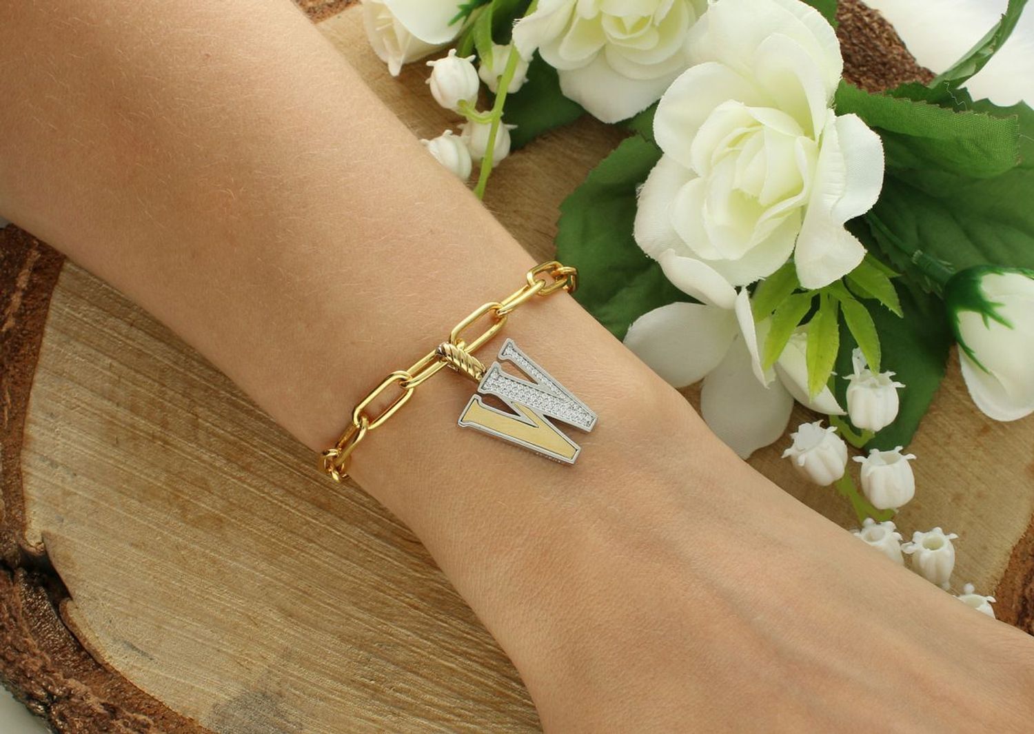 Naszyjnik srebrny damski z literą W TI SENTO zawieszka 6840ZY_W  Zawieszka w kształcie litery W  6840ZY_W Wyjątkowa biżuteria marki TI SENTO, to luksusowe dodatki, które uszczęśliwią każdą kobietę. Naszyjnik z Twoim inicjałem.jpg