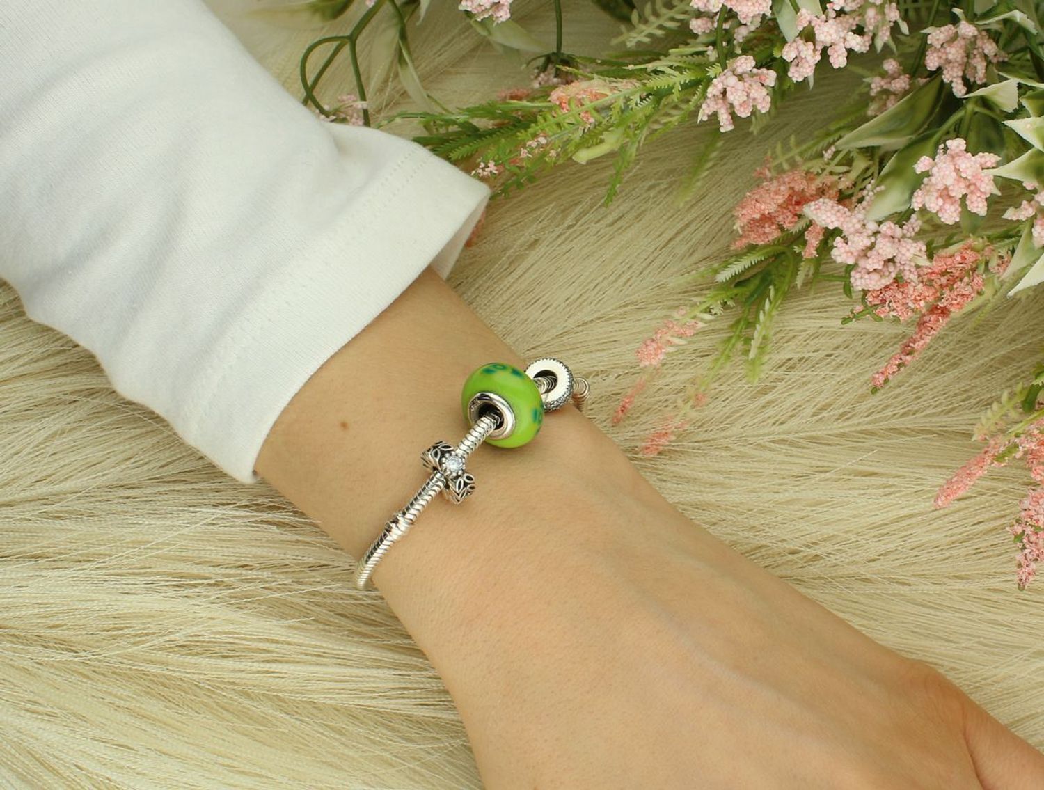 Charms srebrny próba 925, typu PANDORKA listki i cyrkonia 700450 Ten wyjątkowy charms to połączenie natury i subtelnej elegancji. 1.jpg