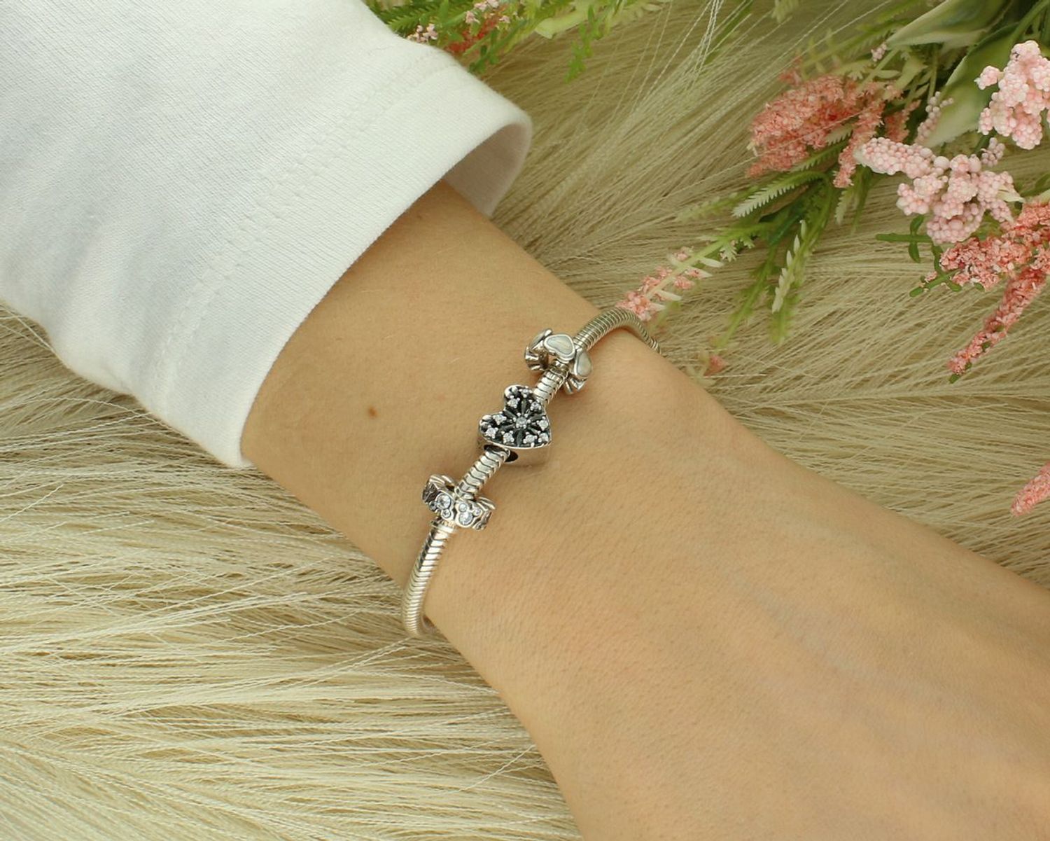 Charms srebrny z cyrkoniami myszka miki typu PANDORKA 700603 Dodaj odrobinę magii do swojej bransoletki dzięki urokliwemu charmsowi inspirowanemu postacią kultowej Myszki Miki! T1.jpg