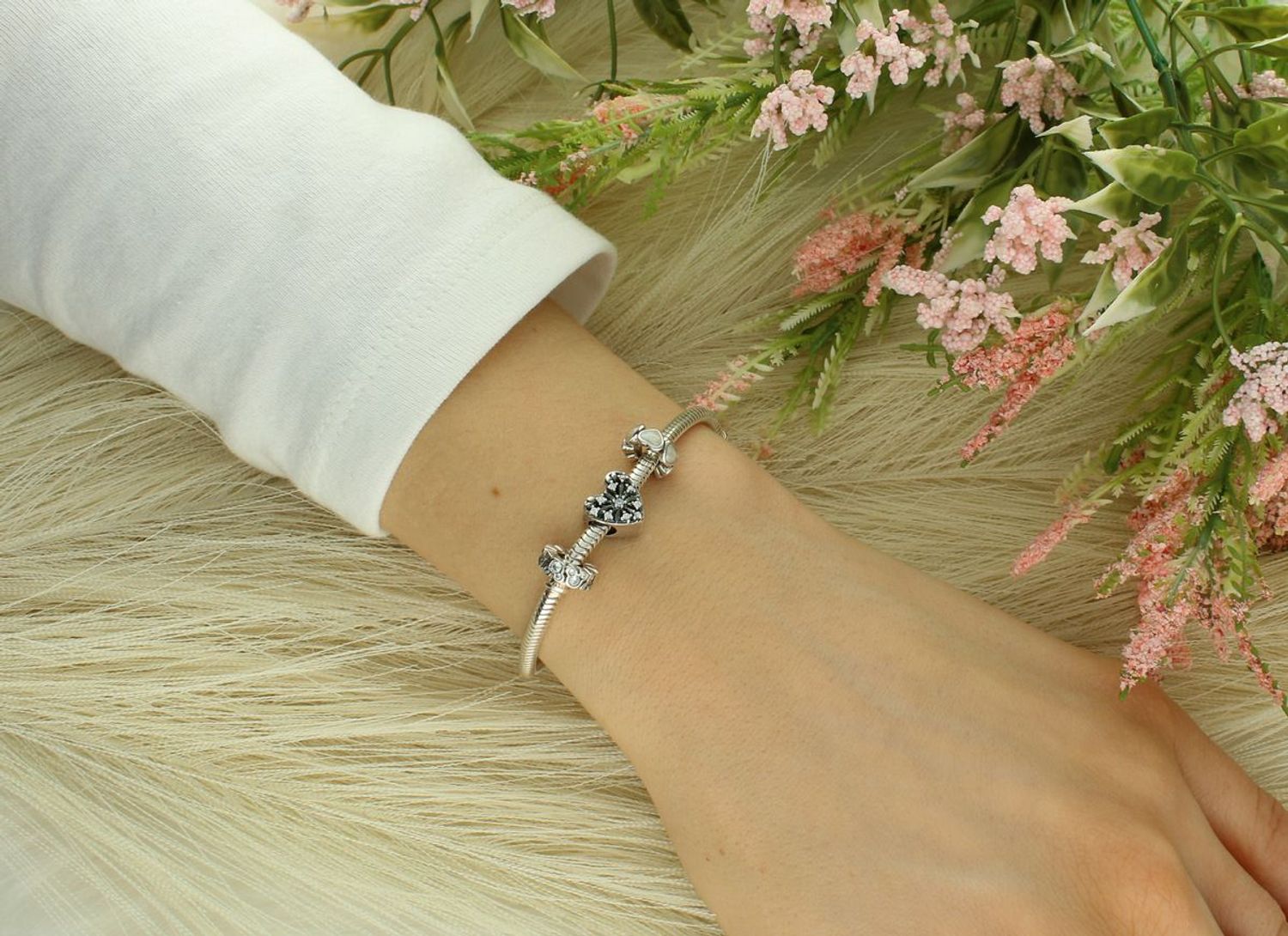 Charms srebrny typu PANDORKA serduszka masa perłowa próba 925, 700870 Zanurz się w świecie delikatnych emocji z uroczym charmsem w kształcie serduszek! 1.jpg