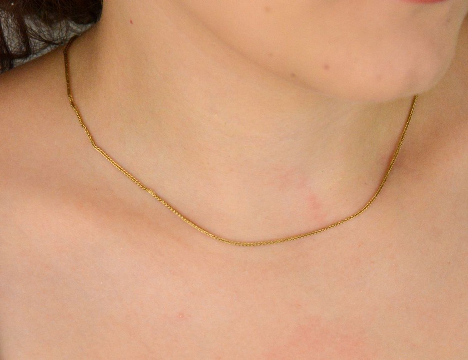 Srebrny pozłacany łańcuszek damski 702812 o splocie typu lisi ogon. Próba 925, długość 42 cm, zapięcie na karabińczyk. Klasyczna i elegancka biżuteria dla kobiet.1.jpg