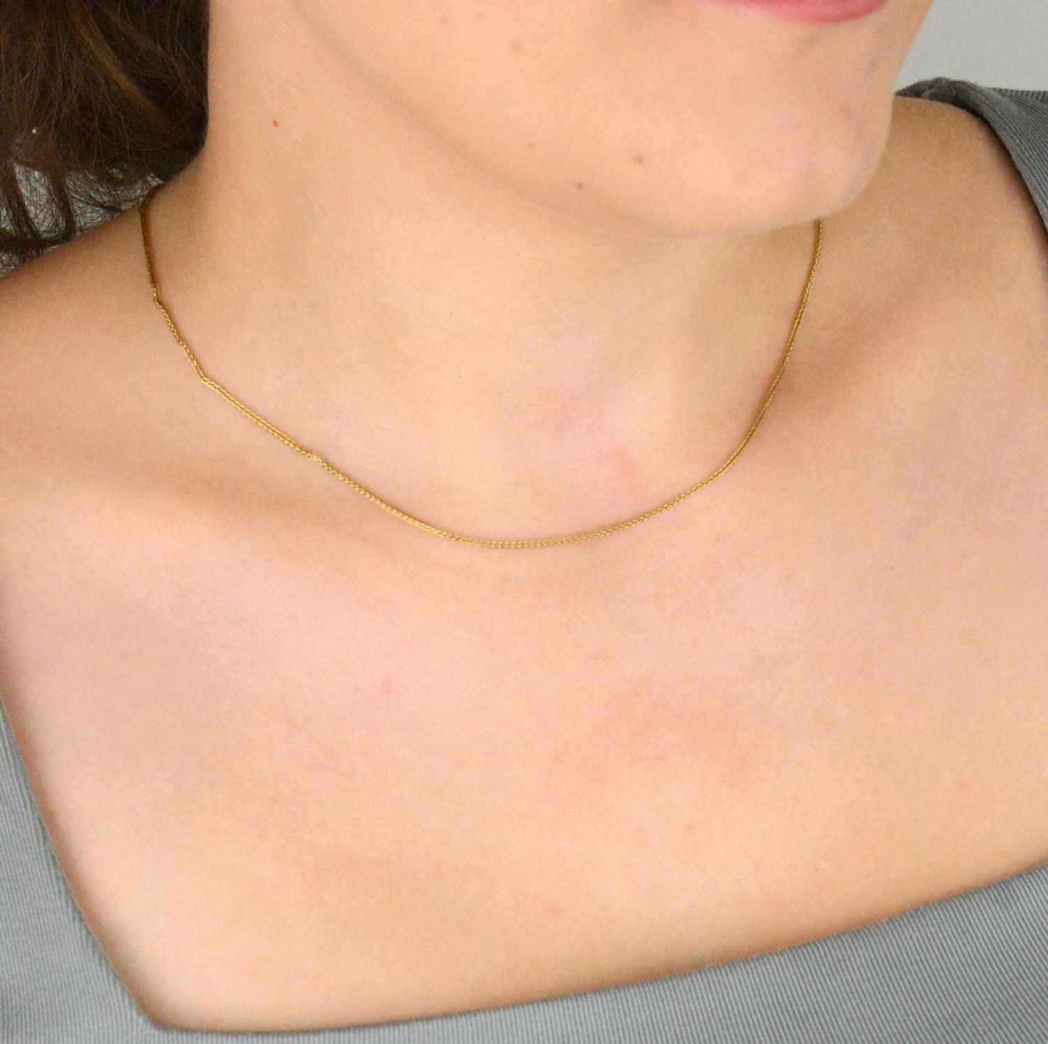 Srebrny pozłacany łańcuszek damski 702812 o splocie typu lisi ogon. Próba 925, długość 42 cm, zapięcie na karabińczyk. Klasyczna i elegancka biżuteria dla kobiet.1.jpg