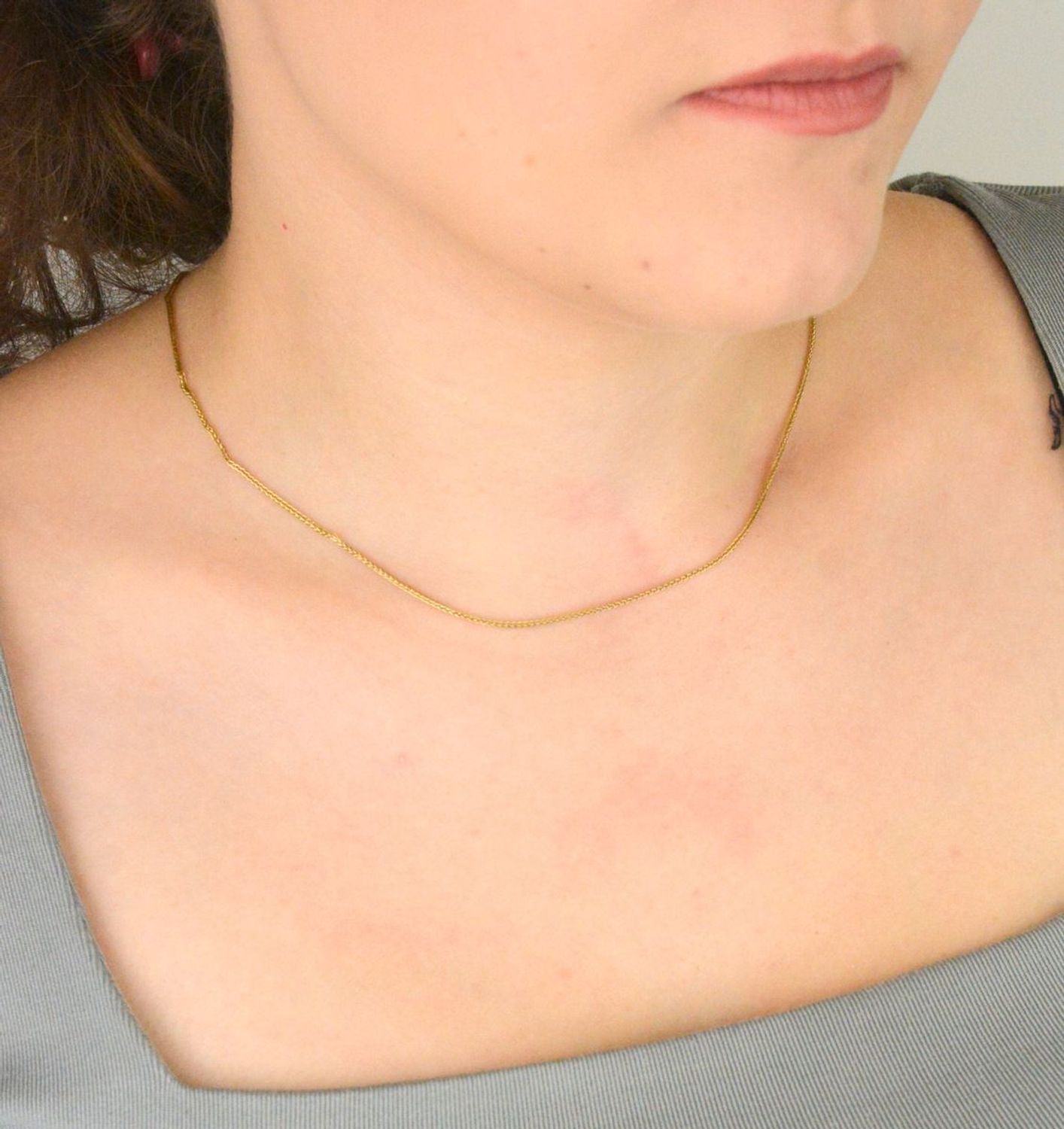 Srebrny pozłacany łańcuszek damski 702812 o splocie typu lisi ogon. Próba 925, długość 42 cm, zapięcie na karabińczyk. Klasyczna i elegancka biżuteria dla kobiet.1.jpg