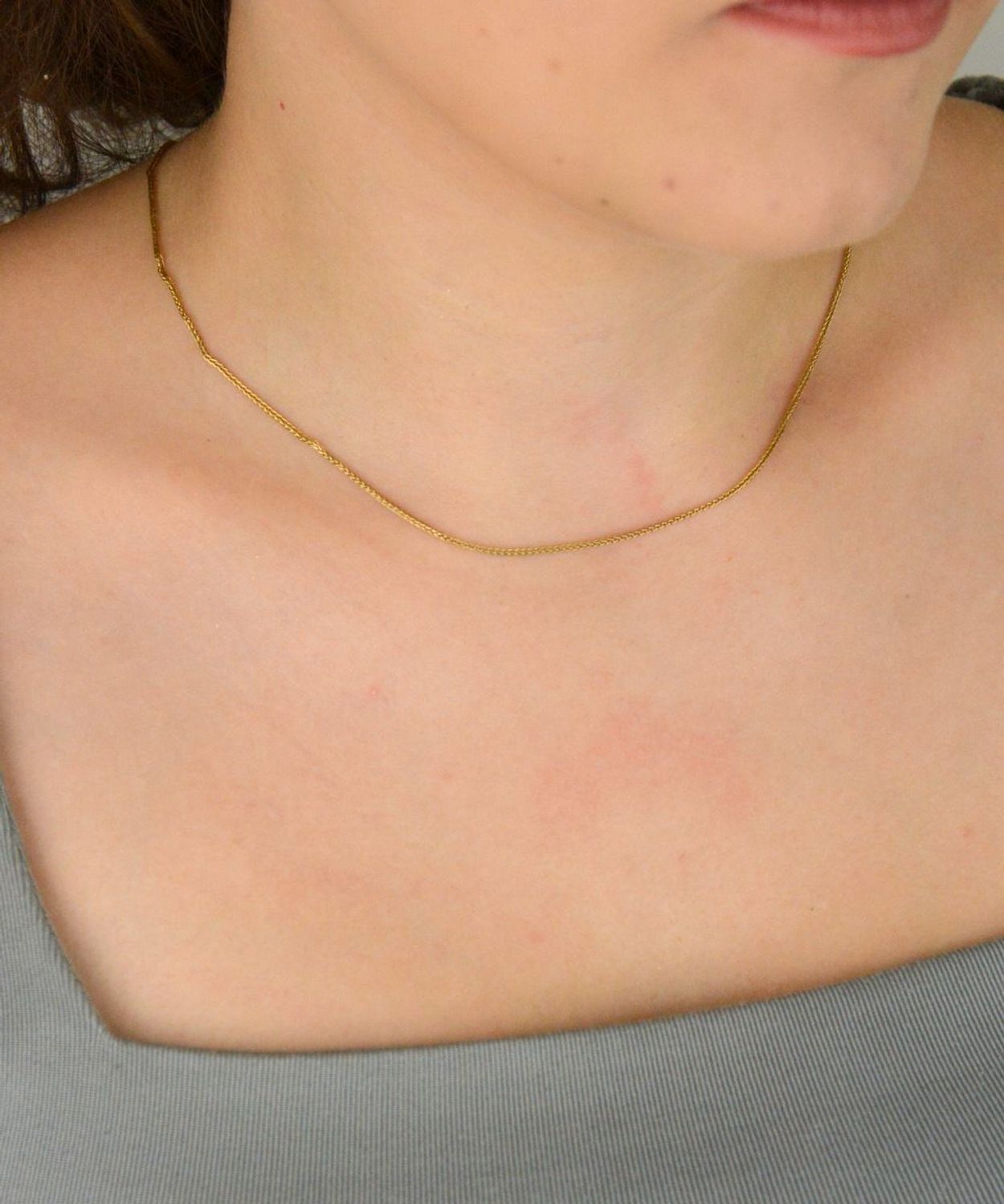 Srebrny pozłacany łańcuszek damski 702812 o splocie typu lisi ogon. Próba 925, długość 42 cm, zapięcie na karabińczyk. Klasyczna i elegancka biżuteria dla kobiet.1.jpg