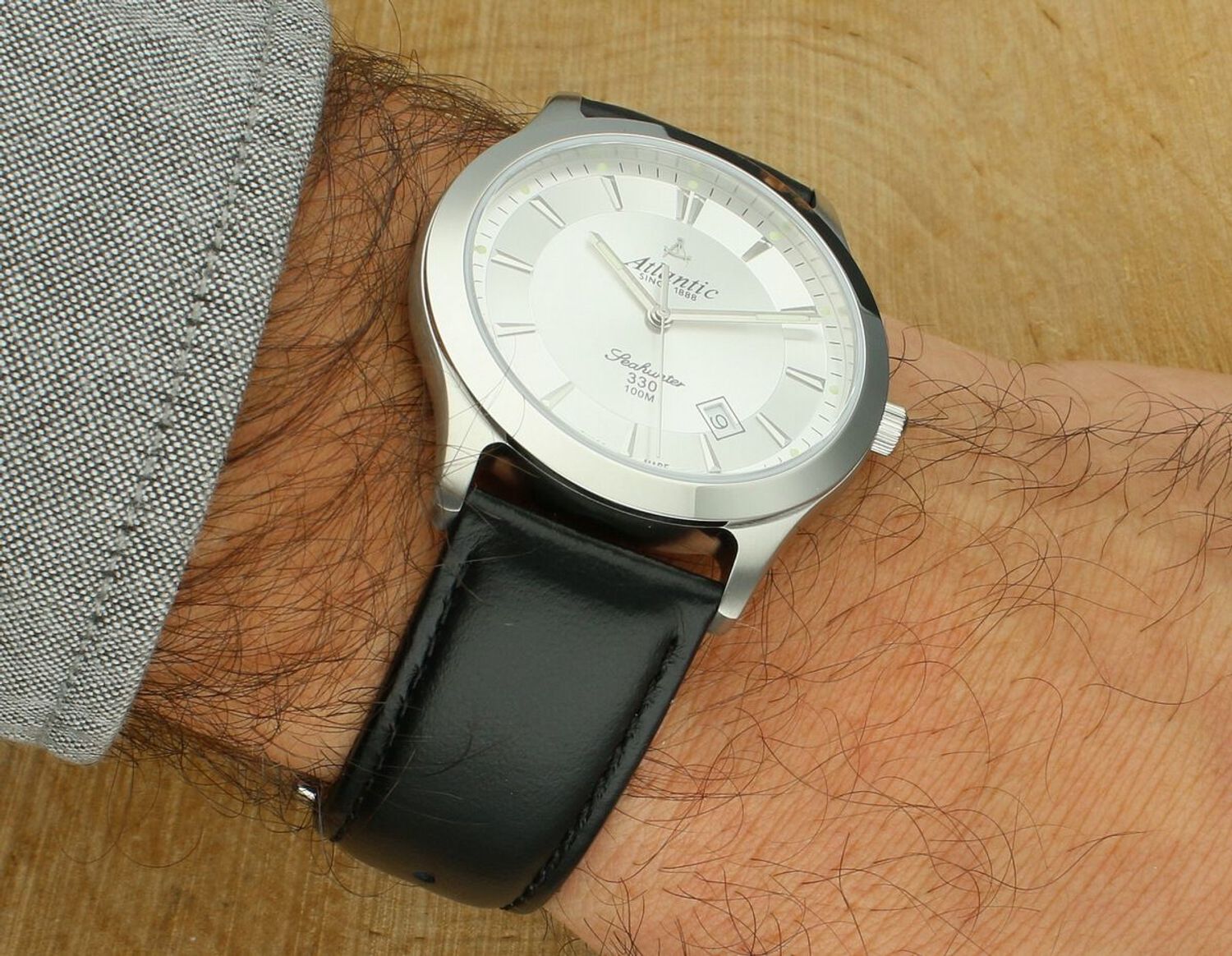 Elegancki damski zegarek Atlantic Seahunter 71360.41.21 z mechanizmem kwarcowym, srebrną kopertą, szafirowym szkłem i skórzanym paskiem. Wodoszczelność 100m.1.jpg