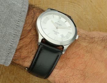 Elegancki damski zegarek Atlantic Seahunter 71360.41.21 z mechanizmem kwarcowym, srebrną kopertą, szafirowym szkłem i skórzanym paskiem. Wodoszczelność 100m.3.jpg