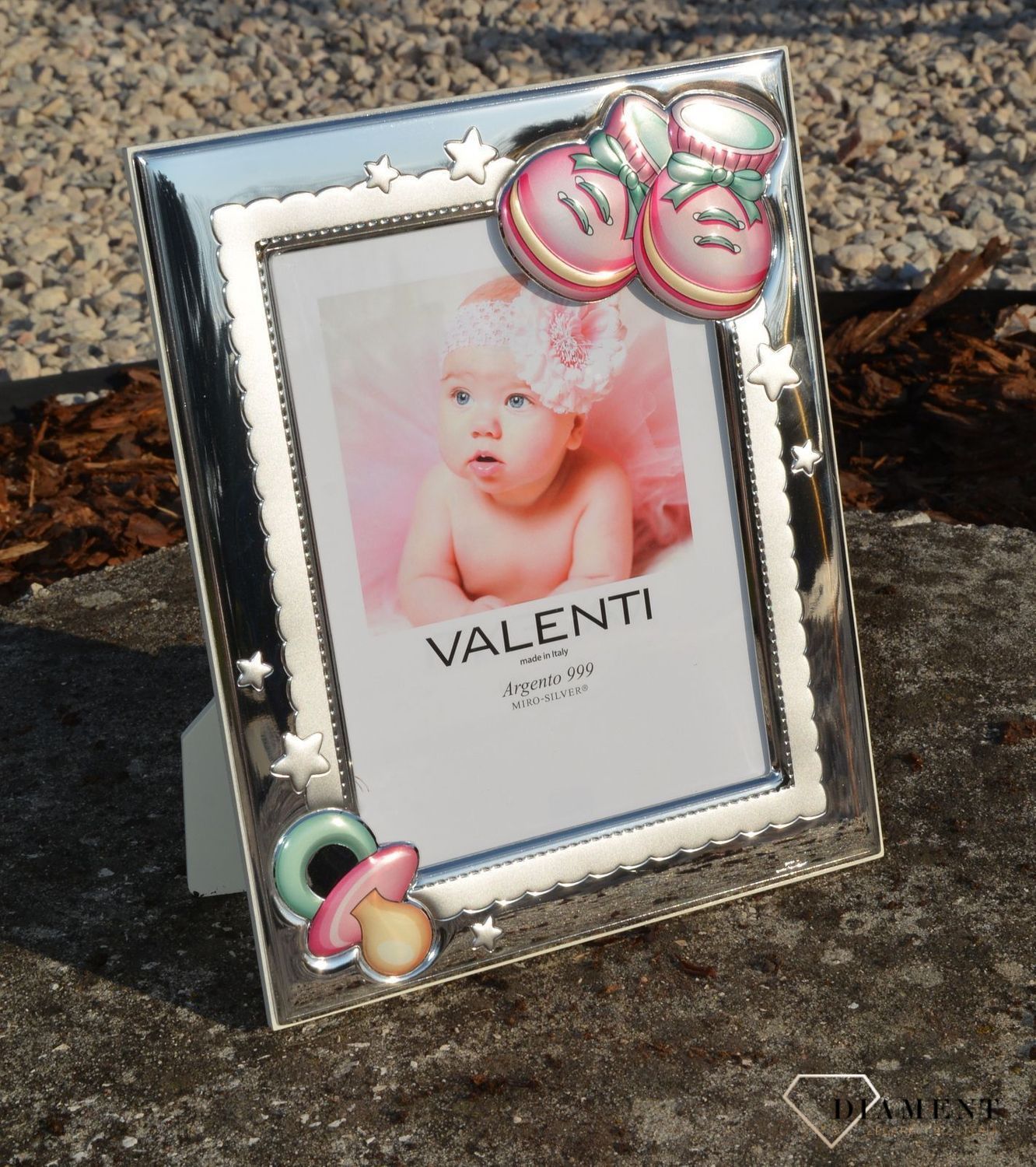 Wyjątkowa ramka na zdjęcie z motywem bucików oraz smoczka w kolorze różowym. Piękna i niezapomniana pamiątka z okazji narodzin, chrztu, roczku, kolejnych urodzin (1).JPG