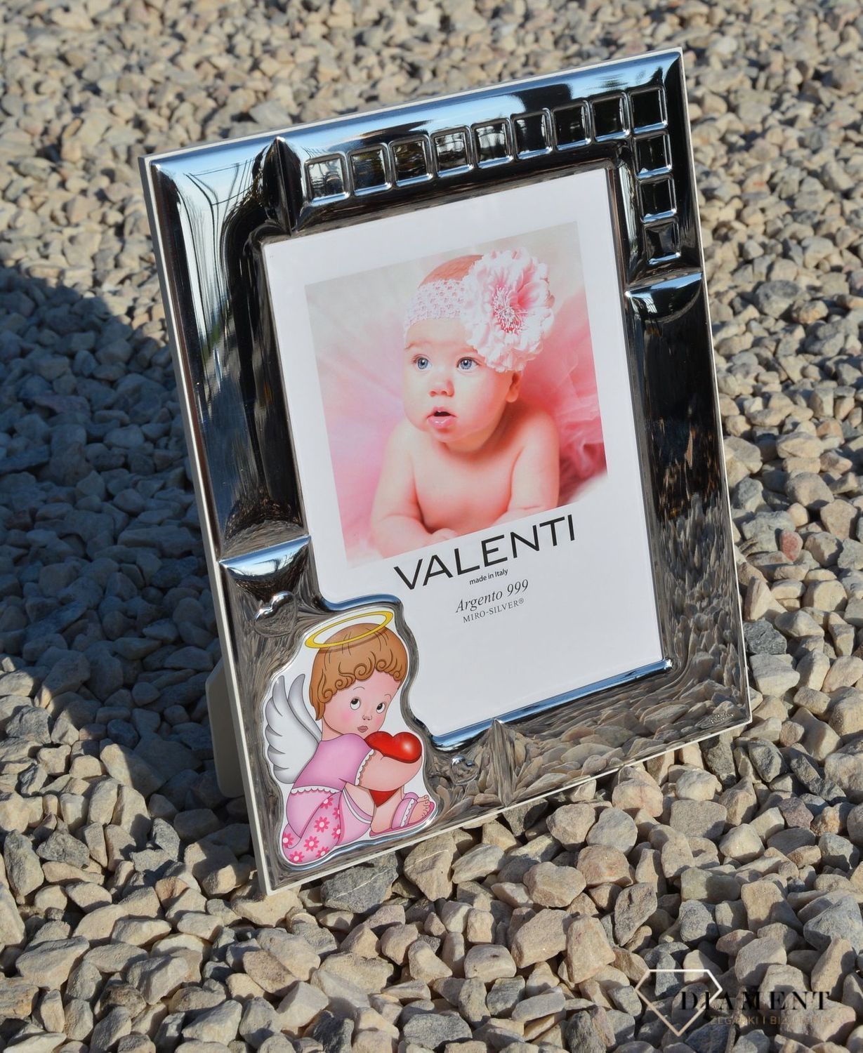 Piękna, srebrna ramka na Chrzest Święty dla dziewczynki. Piękna i niezapomniana pamiątka z okazji narodzin, chrztu, roczku, kolejnych urodzin..png