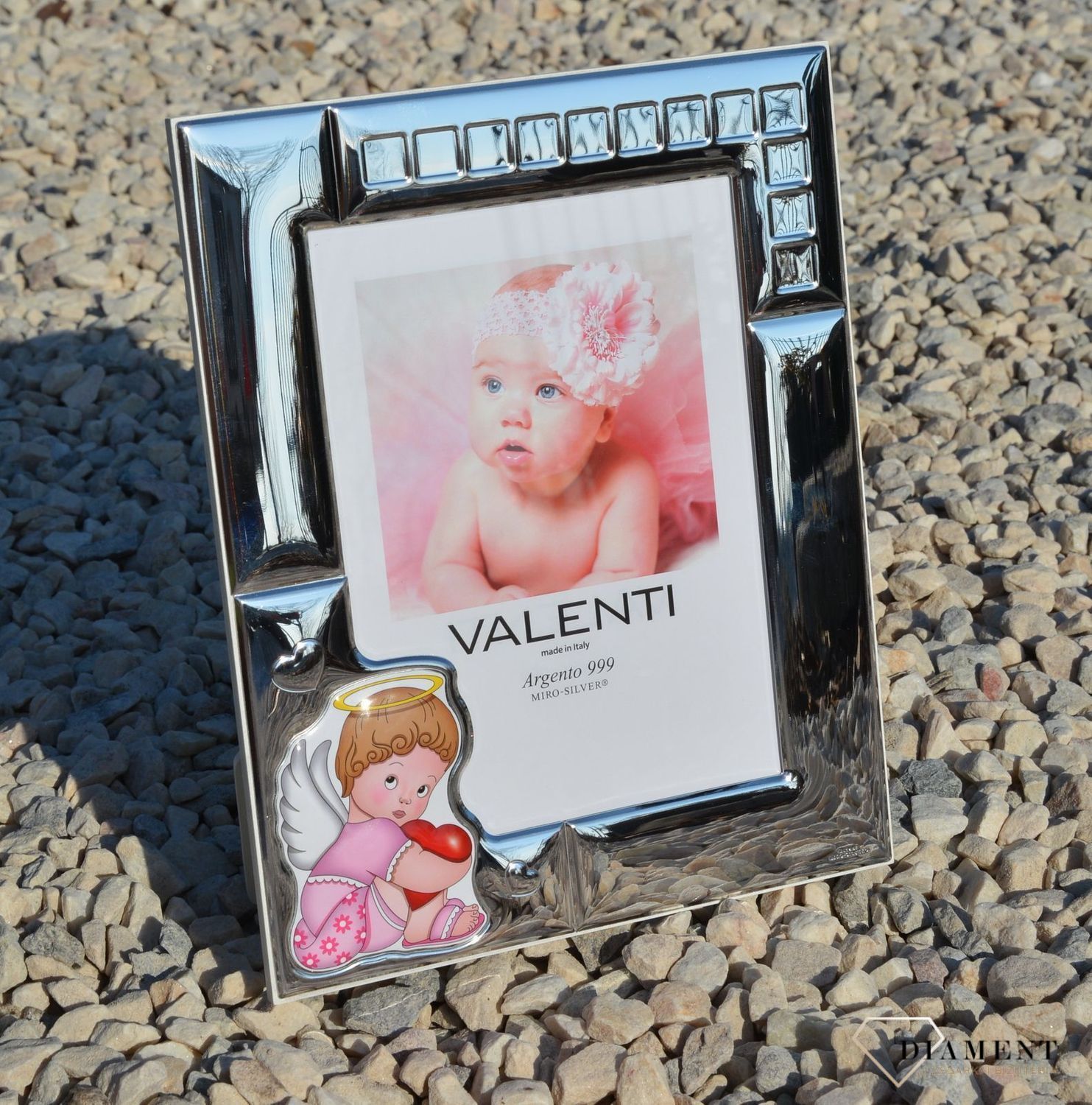 Piękna, srebrna ramka na Chrzest Święty dla dziewczynki. Piękna i niezapomniana pamiątka z okazji narodzin, chrztu, roczku, kolejnych urodzin..png