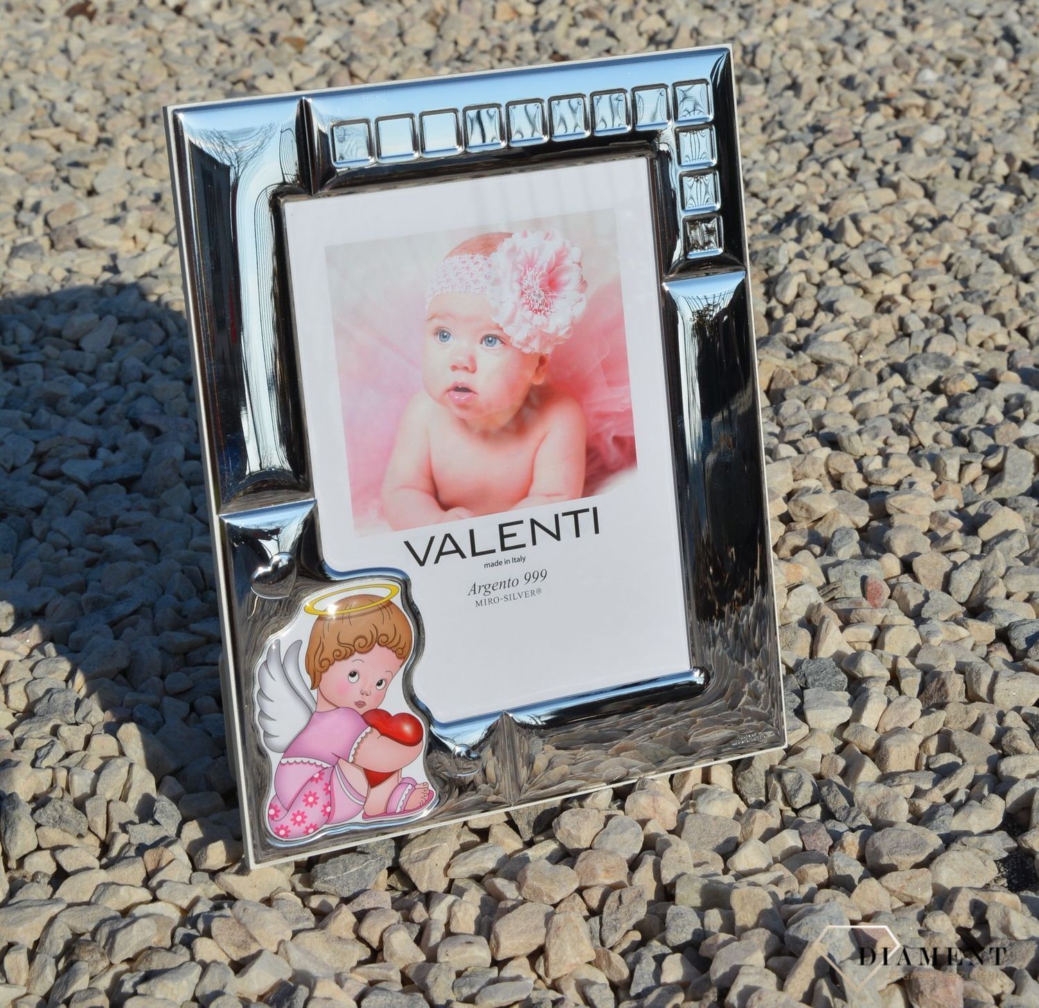 Piękna, srebrna ramka na Chrzest Święty dla dziewczynki. Piękna i niezapomniana pamiątka z okazji narodzin, chrztu, roczku, kolejnych urodzin..png