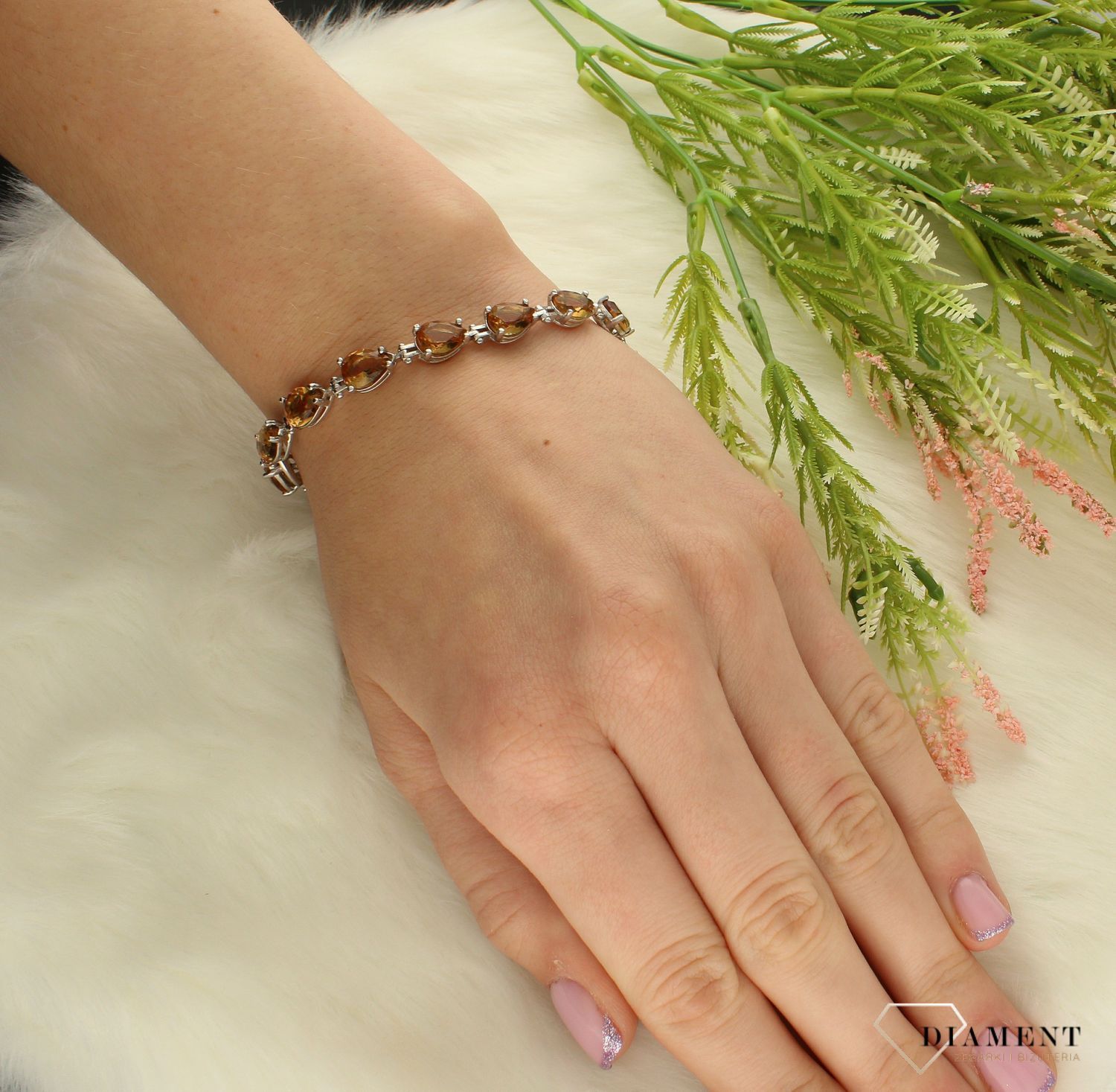 Srebrna bransoletka damska z  kamieniem sułtańskim 752657. Srebrna bransoletka została wykonany z próby 925. Bransoletka srebrna jest świetnym dodatkiem, który przyozdobi dłoń pań stawiających na klasykę i subtelność (2).jpg