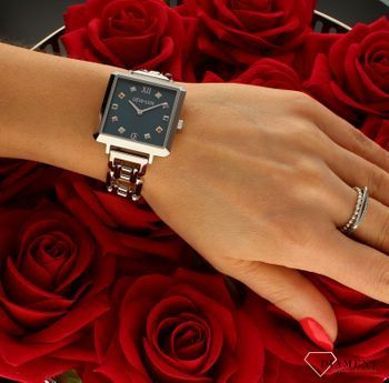 Zegarek damski Coeur De Lion na srebrnej bransolecie 'Niebieska tarcz' 7630741707. Zegarek damski jest elegancki i robi wrażenie ma wysokiej jakości srebrną kopertę, fasetowane krawędzie i błyszczącą bransoletę z ogniwami. Błę.jpg