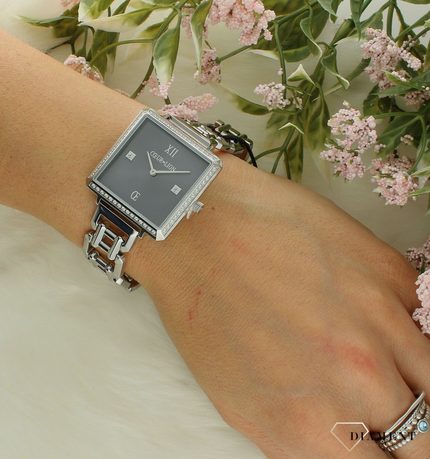 Zegarek damski Coeur de Lion na srebrnej bransolecie 767074-1724. Zegarek damski biżuteryjny. Modny zegarek damski na prezent. Zegarek damski z cyrkoniami. Zegarek dla kobiety Coeur de Lion..jpg