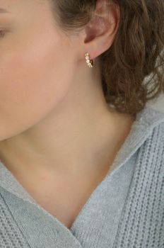 Kolczyki damskie TI SENTO – srebro rodowane 925, częściowo złocone 18K, zdobione cyrkoniami. Hipoalergiczne, eleganckie i subtelne, idealne solo lub w zestawie z innymi produktami TI SENTO (4).JPG