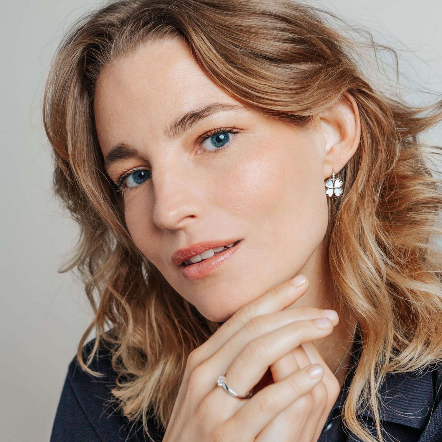 Kolczyki srebrne koniczynki TI SENTO 78005MW Kolczyki TI SENTO 78005MW to elegancka biżuteria wykonana z wysokiej jakości srebra próby 925, częściowo pokrytego żółtym złotem. Ich design opiera 1.jpg