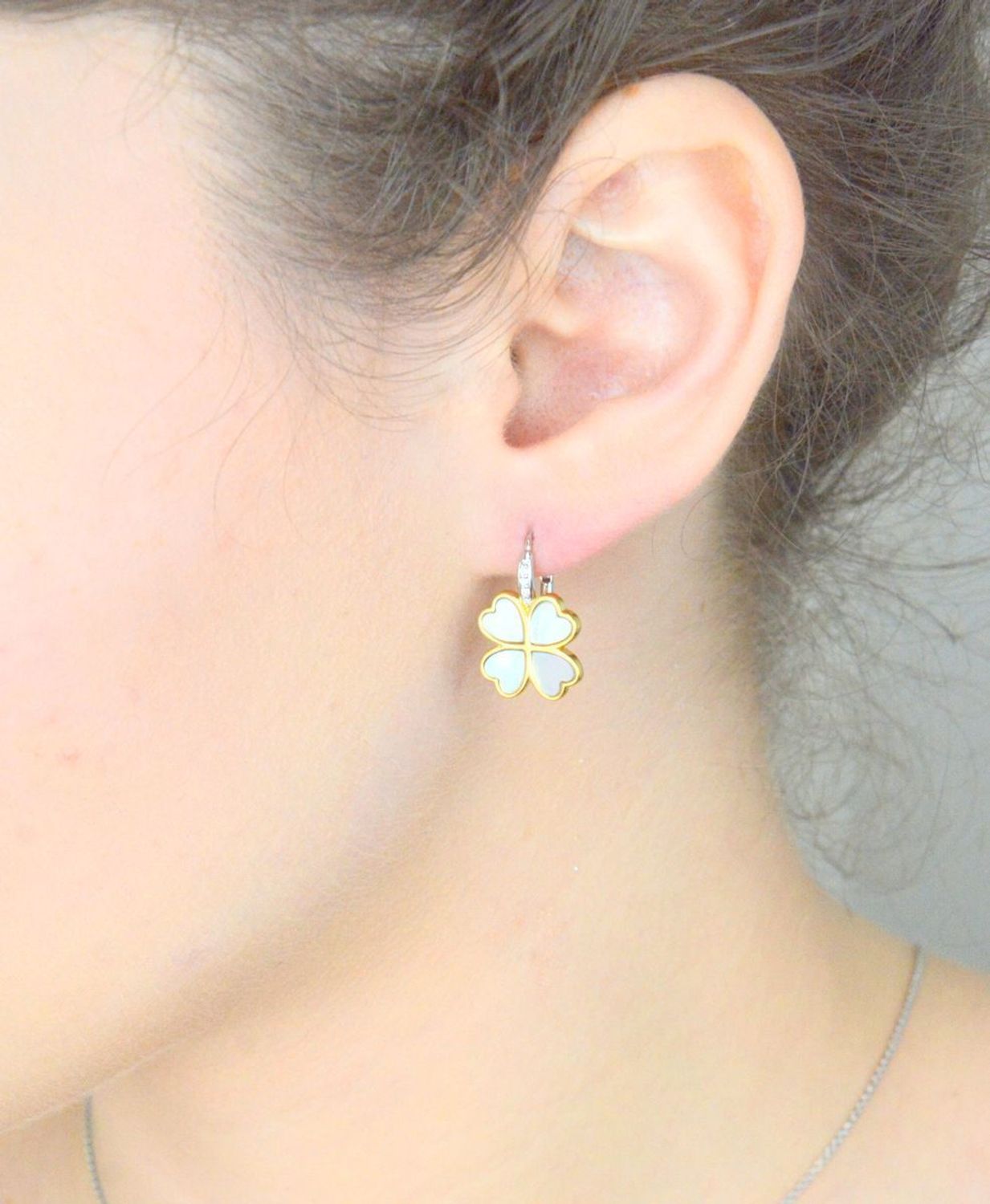 Kolczyki srebrne koniczynki TI SENTO 78005MW Kolczyki TI SENTO 78005MW to elegancka biżuteria wykonana z wysokiej jakości srebra próby 925, częściowo pokrytego żółtym złotem. Ich design opiera 1.jpg