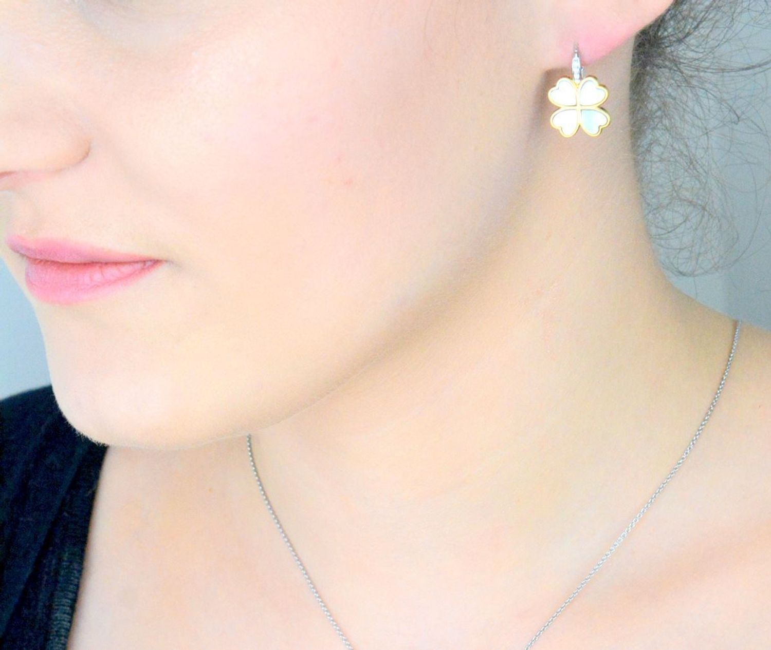 Kolczyki srebrne koniczynki TI SENTO 78005MW Kolczyki TI SENTO 78005MW to elegancka biżuteria wykonana z wysokiej jakości srebra próby 925, częściowo pokrytego żółtym złotem. Ich design opiera 1.jpg