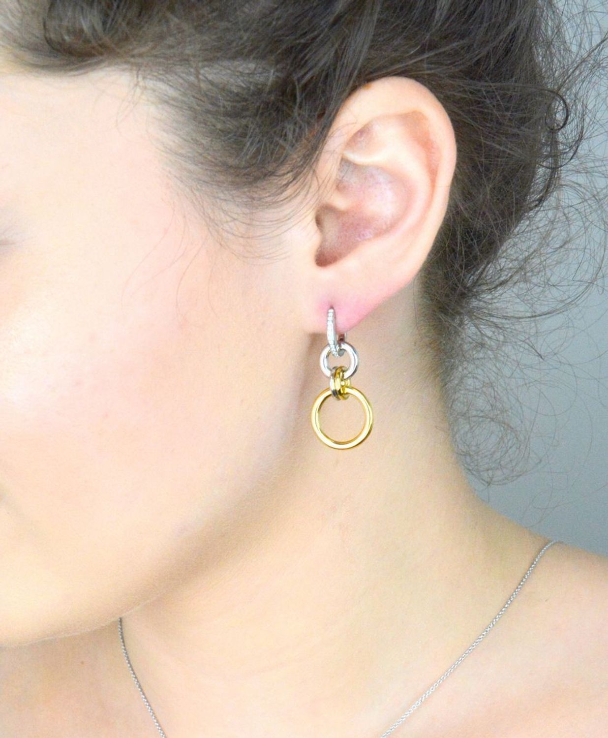 Kolczyki srebrne pozł. TI SENTO 78018ZY Kolczyki TI SENTO 78018ZY to odważne połączenie nowoczesnej elegancji z ponadczasową klasyką. Wykonane z wysokiej jakości srebra próby 925, 1.jpg