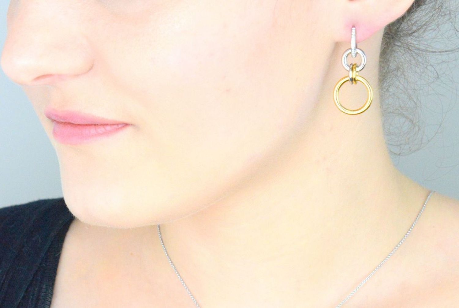 Kolczyki srebrne pozł. TI SENTO 78018ZY Kolczyki TI SENTO 78018ZY to odważne połączenie nowoczesnej elegancji z ponadczasową klasyką. Wykonane z wysokiej jakości srebra próby 925, 1.jpg