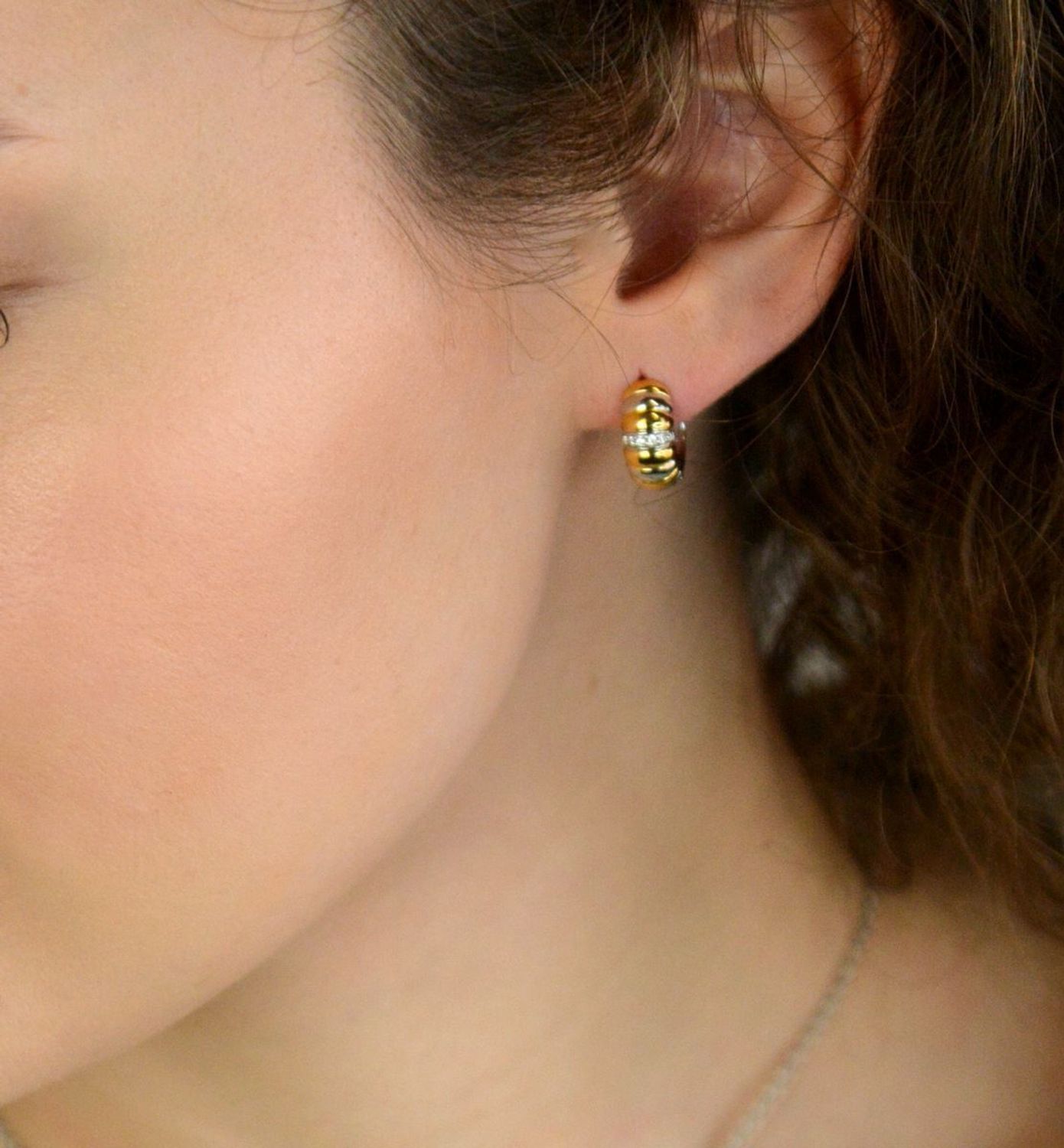 Kolczyki damskie TI SENTO – srebro rodowane 925, częściowo złocone i zdobione lśniącymi cyrkoniami. Dwukolorowe, eleganckie i komfortowe, idealne do codziennych 01.jpg