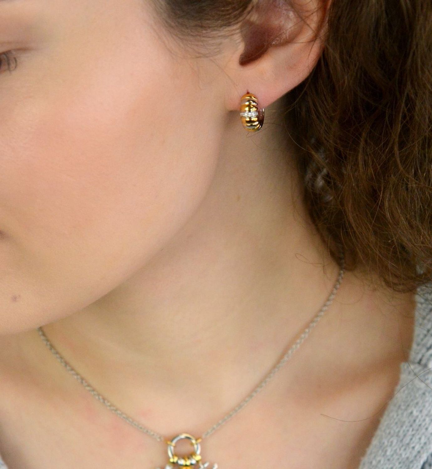 Kolczyki damskie TI SENTO – srebro rodowane 925, częściowo złocone i zdobione lśniącymi cyrkoniami. Dwukolorowe, eleganckie i komfortowe, idealne do codziennych 01.jpg