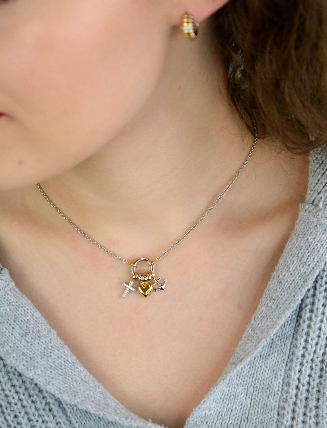 Kolczyki damskie TI SENTO – srebro rodowane 925, częściowo złocone i zdobione lśniącymi cyrkoniami. Dwukolorowe, eleganckie i komfortowe, idealne do codziennych 01.jpg