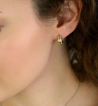 Kolczyki damskie TI SENTO – srebro rodowane 925, częściowo złocone i zdobione lśniącymi cyrkoniami. Dwukolorowe, eleganckie i komfortowe, idealne do codziennych stylizacji i na specjalne okazje (1).JPG