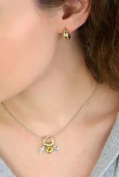 Kolczyki damskie TI SENTO – srebro rodowane 925, częściowo złocone i zdobione lśniącymi cyrkoniami. Dwukolorowe, eleganckie i komfortowe, idealne do codziennych stylizacji i na specjalne okazje (2).JPG