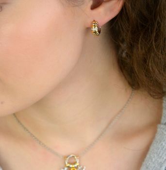 Kolczyki damskie TI SENTO – srebro rodowane 925, częściowo złocone i zdobione lśniącymi cyrkoniami. Dwukolorowe, eleganckie i komfortowe, idealne do codziennych stylizacji i na specjalne okazje (3).JPG