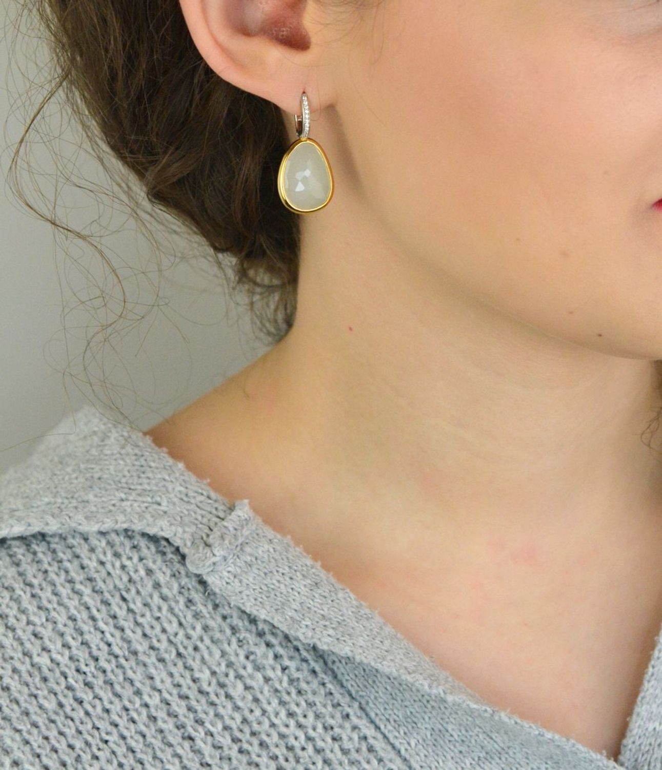 Kolczyki damskie TI SENTO – srebro rodowane 925, częściowo złocone 18K, z cyrkoniami i mlecznymi kamieniami. Eleganckie i efektowne, komfortowe w noszeniu, idealne do codziennych i 1.jpg