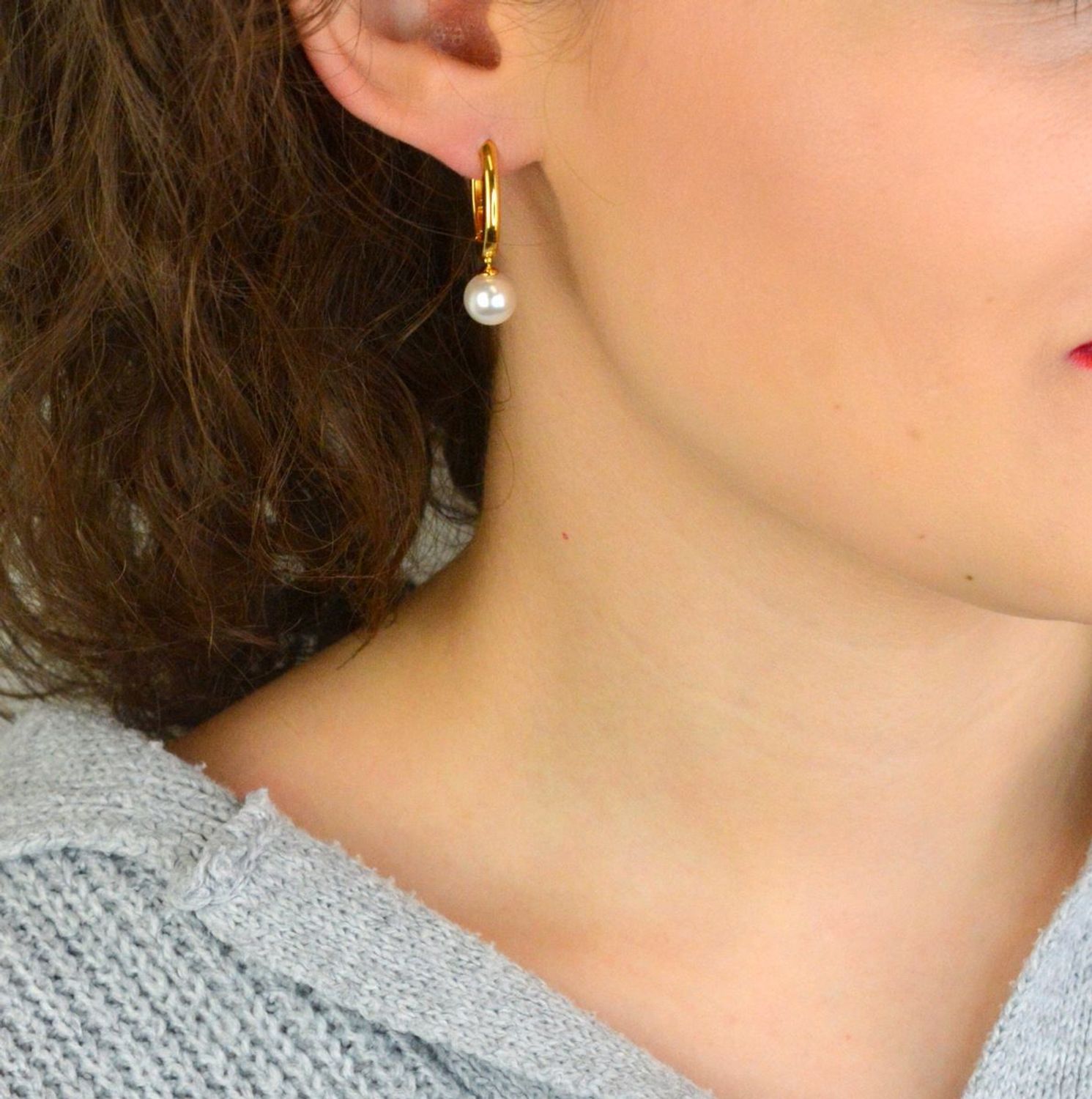 Kolczyki damskie TI SENTO 78043YP – srebro rodowane 925, częściowo złocone 18K i zdobione perłami. Eleganckie, uniwersalne i efektowne, idealne do codziennych stylizacji, do biura 3.jpg