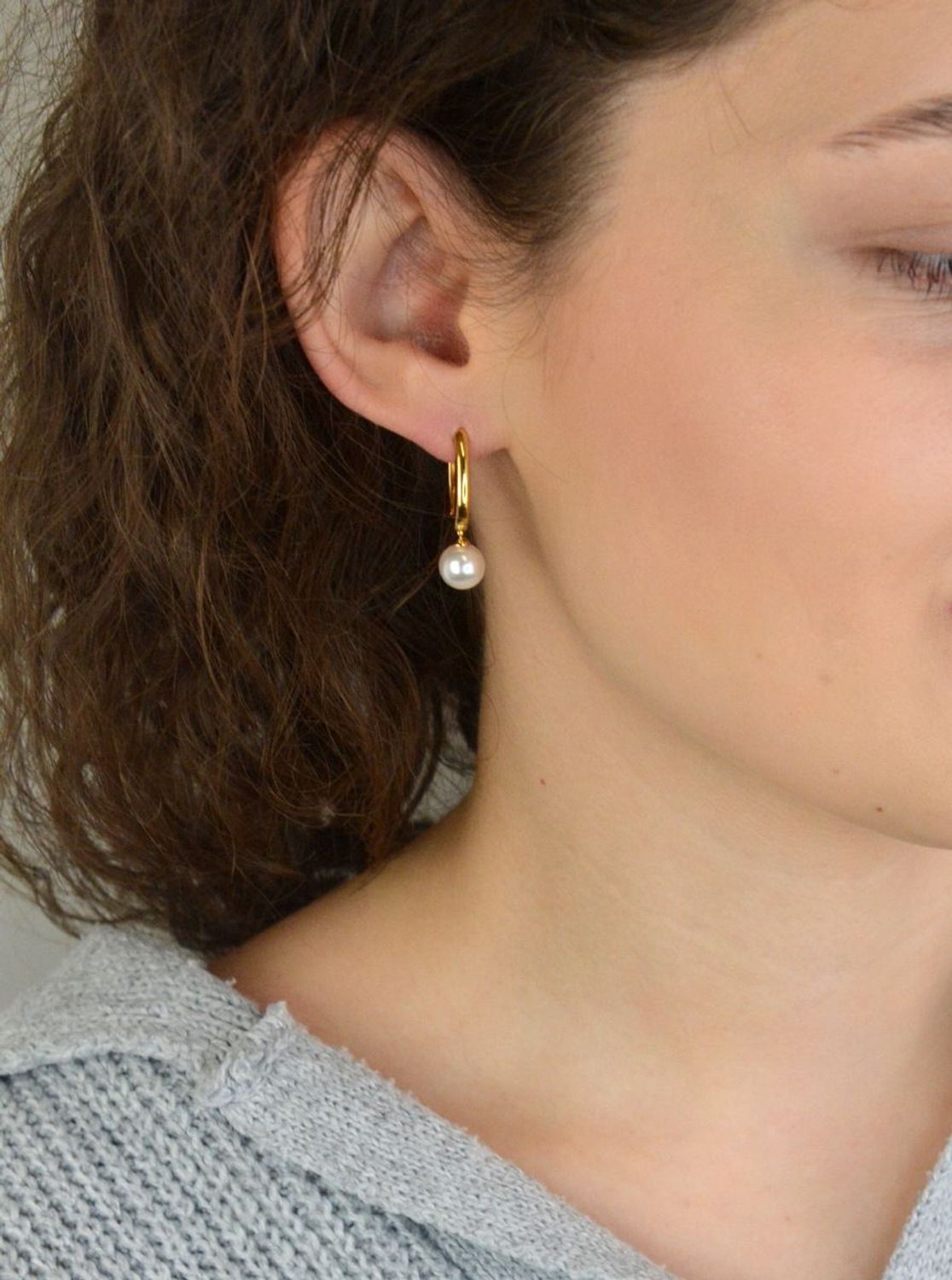 Kolczyki damskie TI SENTO 78043YP – srebro rodowane 925, częściowo złocone 18K i zdobione perłami. Eleganckie, uniwersalne i efektowne, idealne do codziennych stylizacji, do biura 3.jpg