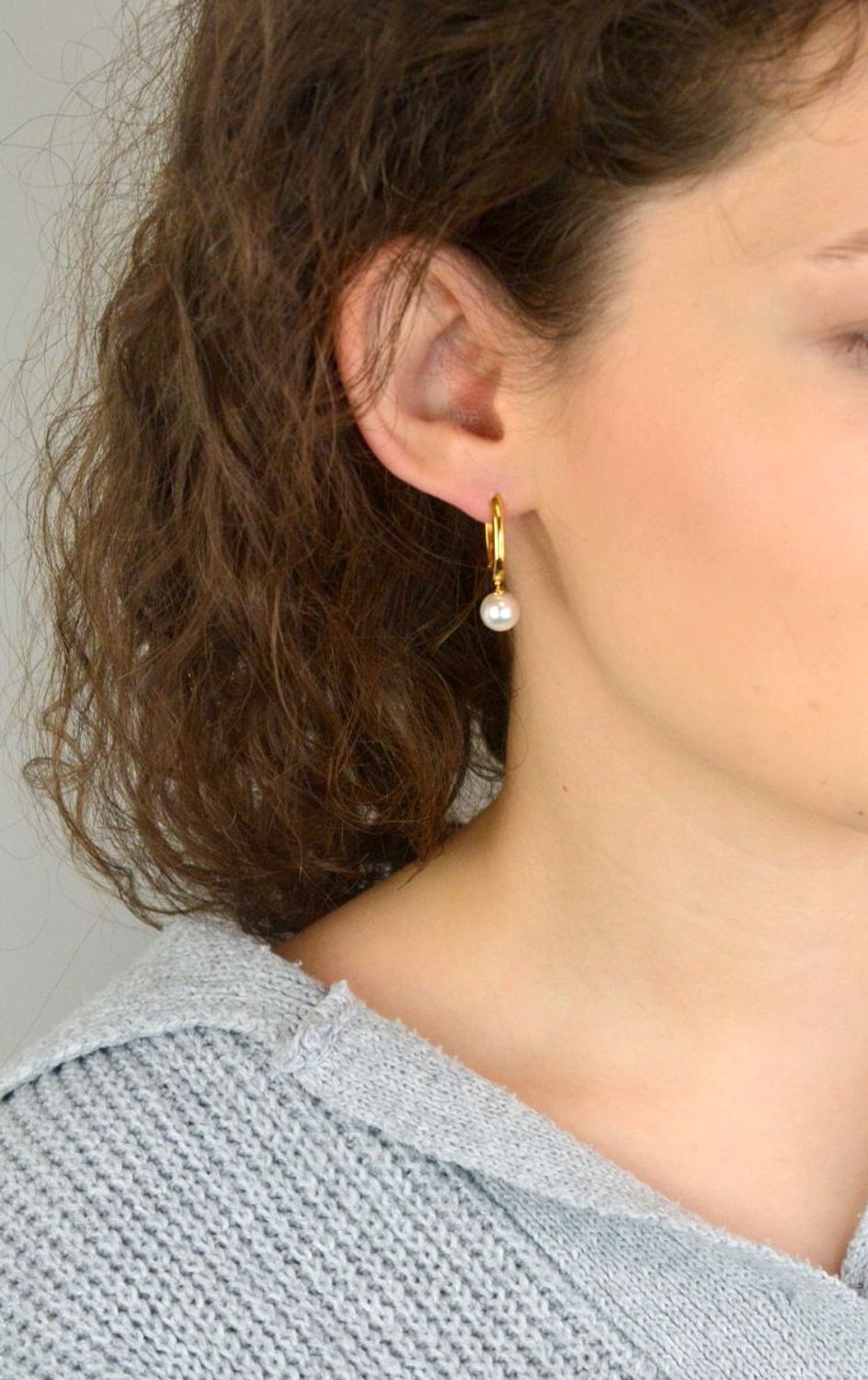 Kolczyki damskie TI SENTO 78043YP – srebro rodowane 925, częściowo złocone 18K i zdobione perłami. Eleganckie, uniwersalne i efektowne, idealne do codziennych stylizacji, do biura 3.jpg