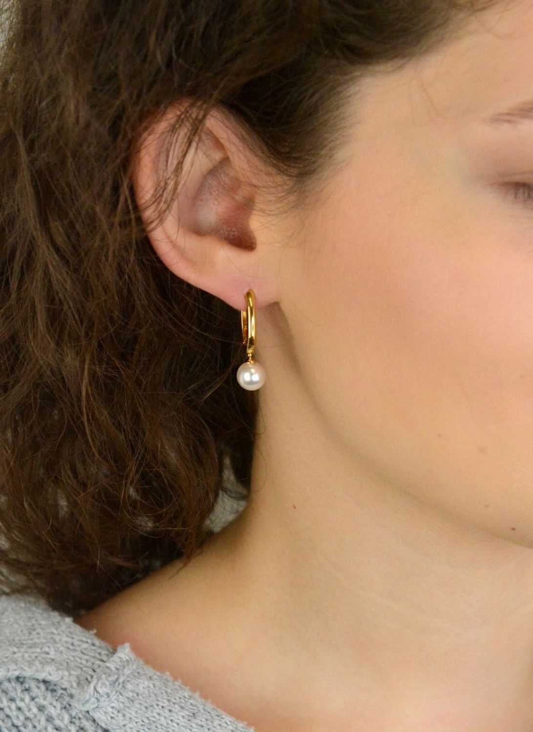 Kolczyki damskie TI SENTO 78043YP – srebro rodowane 925, częściowo złocone 18K i zdobione perłami. Eleganckie, uniwersalne i efektowne, idealne do codziennych stylizacji, do biura 3.jpg