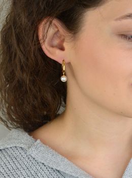 Kolczyki damskie TI SENTO 78043YP – srebro rodowane 925, częściowo złocone 18K i zdobione perłami. Eleganckie, uniwersalne i efektowne, idealne do codziennych stylizacji, do biura i na wieczorne wyjścia (3).JPG