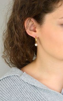 Kolczyki damskie TI SENTO 78043YP – srebro rodowane 925, częściowo złocone 18K i zdobione perłami. Eleganckie, uniwersalne i efektowne, idealne do codziennych stylizacji, do biura i na wieczorne wyjścia (4).JPG