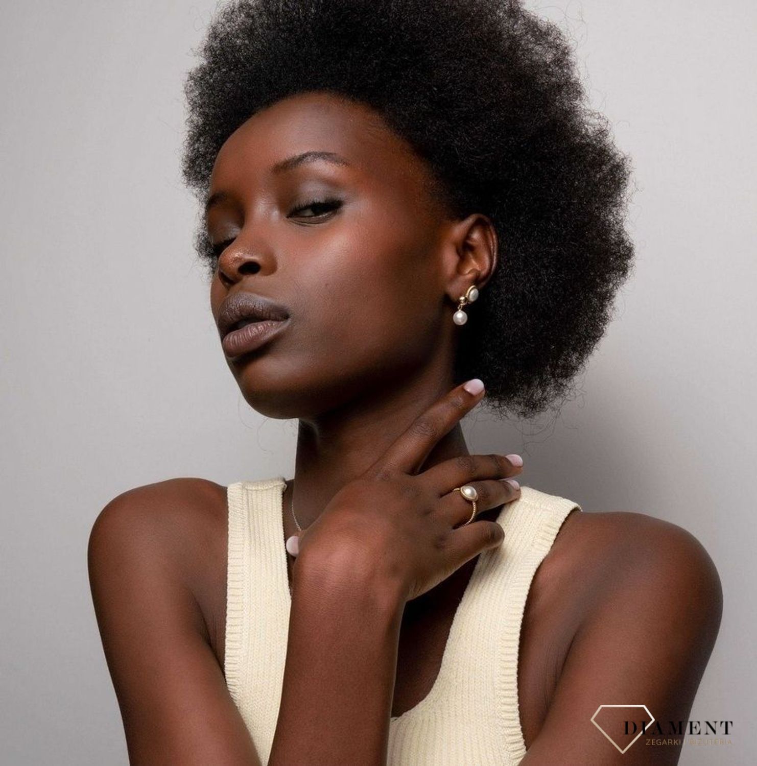 Srebrne kolczyki wiszące Ti Sento pozłacane z perłą 7912YP. Kolczyki zostały wykonane z najwyższej jakości srebra próby 925. Wzór kolczyków, który jest uniwersalny przez swoją formę. Kolczyki z perłą. Kolczyki wisz (5).jpg