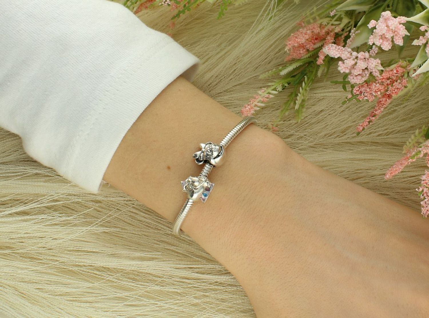 Charms srebrny próba 925 typu PANDORKA myszka miki 791587 Przywołaj uśmiech i dziecięcą radość dzięki uroczemu charmsowi przedstawiającemu Myszkę Miki – kultową postać Disneya, 1.jpg